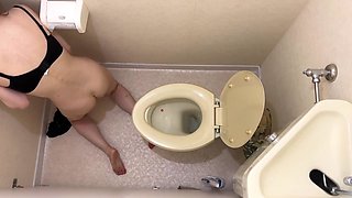 自慰中の彼女をトイレで犯す。sex In The Toilet With Her Masturbating