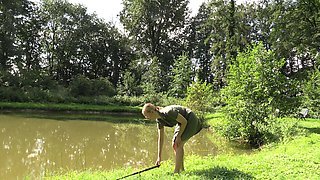 Anglerin Macht Es Sich Am Fischteich Selber