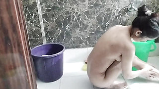 Muslim girlfriend ka bathroom MMS video viral