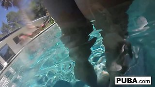 Olivia Austin : Horny Olivia Austin plays with her pussy underwater