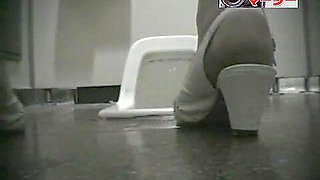 Girls peeing in the common toilet voyeur video
