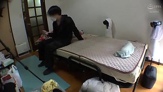 ロングヘアのスレンダー美女が素人男性の部屋でリアルなハメ撮りエッチ