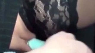 Elle se fait jouir en conduisant