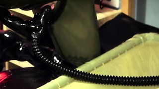 Amateur CDin latex dildoing