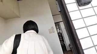 清純派の小顔美女が素人男性からおっぱい舐められ、お返しの妖艶なフェラ