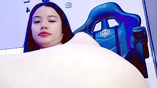 Asian girl squirt using huge pink vibrator