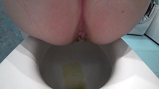 Old hairy pussy pissing in the bathroom. Big ass, anal hole and close up of fat wet pussy. Homemade dirty fetish. Pee. ASMR