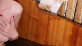 Junges Teen Gibt Geilen Blowjob Mit Facial in Retro Badewanne