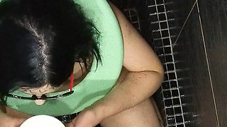 Sexi Wife Taking Enormous Load of Piss on Face