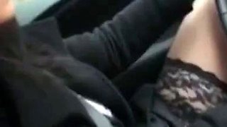 Elle se fait jouir en conduisant