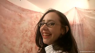 Amateur Sex in pantyhose seduces and blows her photographer