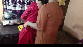 Aaj aunty kitchen me sabzi bana rahe thi wahi pe aunty ki chudai kar di hindi audio full video