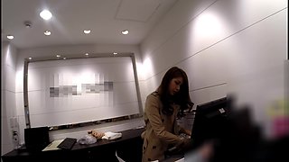 いかにもって感じのギャル店員さんで24歳くらいです