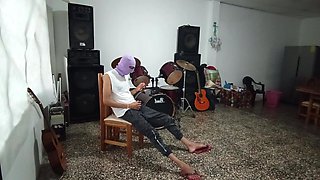 Sexi Music Teacher Poses Cachondo to Pupil