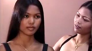 Une thailandaise lesbienne soumise bien lechee