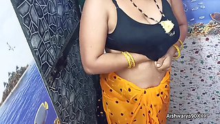 Indian auntie Aishwarya Bhabhi enjoys a relaxing bath