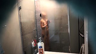 Pussy rubbing babe goes solo in shower play in hd
