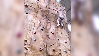 Sexy amateur babe's first rock climbing training session