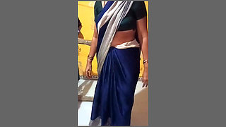 Sonal bhabi apni sadi dhire dhire nikalti hai
