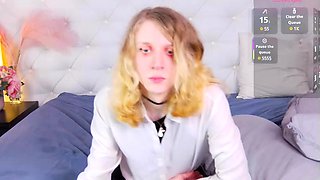 Pissing masturbating babe solo toy play