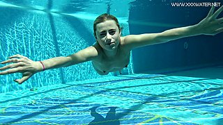 Nasty swimming girl Lindsay Cruz gets naked and shows tricks under the water