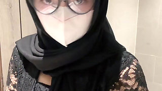 Sexy White Kebaya Hijab Girl Plays in the Toilet Until She Squirts