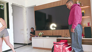 I Love Watching My Wife Fuck Delivery Guys While I Watch! This Time, a Well-endowed Ifood Guy Showed up!