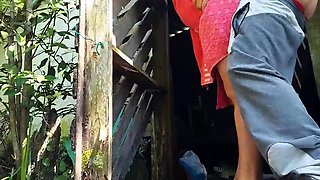 Mulher casada usa toalha e faz sexo com zelador em troca de