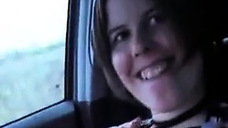 Austria Maus bekommt eine Gesichtsbehandlung im Auto