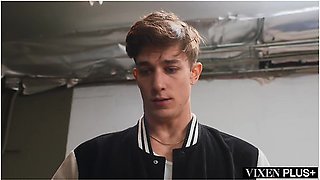 Parker Ambrose And Justine Jakobs In Fit Milf Justine Fucks Young Stud In His Classic Car