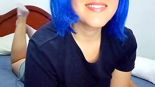 Lucy080808 gets herself off in a standing position, showcasing her anatomy