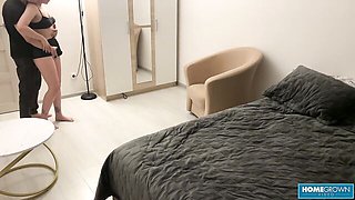 Hot Babe Looks Right At You While She Sucks