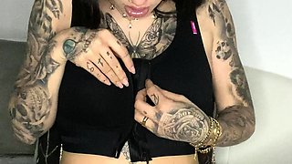 Amateur brunette double toying on webcam